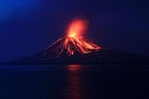 Pohled na stékající lávu po svazích sopky Anak Krakatau („Dítě Krakatoy“) z blízkého ostrova v Indonésii během červencové erupce.