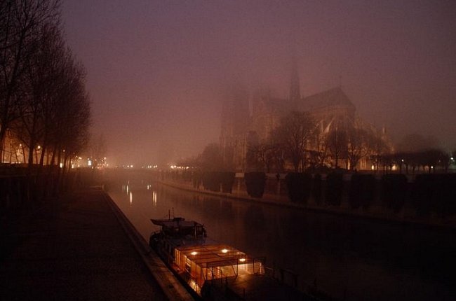 Na nočním pohledu z protilehlého nábřeží, pořízeném v osmdesátých letech minulého století, se katedrála ztrácí v mlze.