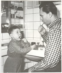 Táta a syn – oba Miroslavové, mladšímu začala babička říkat Sávo. Rok 1958.