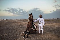 Tradiční ománský jezdec předvádí svůj výstup na slavnosti v provincii Bahla, které se zúčastní koně různých plemen – anglo, arabských, anglických a pouštních (kříženci místních arabských klisen s anglickou pokrevní linií).
