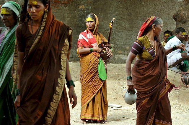 'Devadasi' (otrokyně Boha) jsou jednou z nejkontroverznějších postav současné Indie. Tyto ženy musí sloužit jako prostitutky od raného dětství.