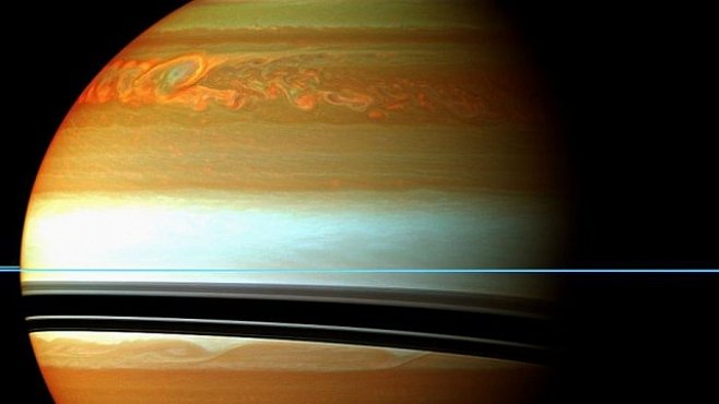 Bouře na Saturnu jsou osmkrát větší než celá Země