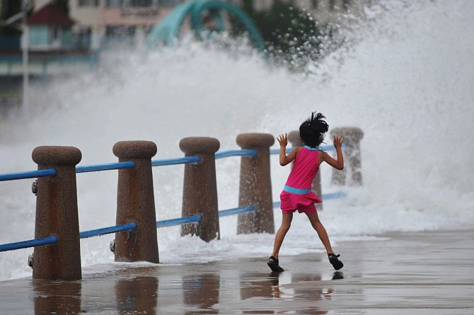 Více než desetimetrové vlny způsobil tajfun Lekima, který zasáhl východní pobřeží Číny. Evakuováno bylo více než milion lidí a škody se odhadují v přepočtu na 54 miliard korun. Země letos čelila již devátému tajfunu.