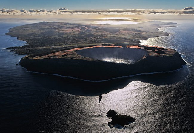 Velikonoční ostrov vytvořily před půl milionem let tři sopky, jež jsou dnes nečinné. Na ostrově jsou tři kráterová jezera, avšak žádné vodní toky; sladká voda je zde vzácná. 
