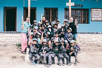 Studenti základní školy Spring Dales Public School ve vesničce Mulbekh v Malém Tibetu. Každé léto do školy nezisková organizace Brontosauři v Himalájích vozí skupinu českých dobrovolníků, kteří učí děti formou hry.