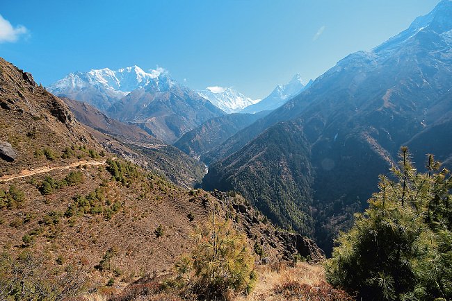 Cíl - Lhotse - se nachází na konci údolí.