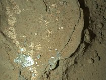 Právě se díváte na první snímek, který Curiosity pořídila v noci (kamerou MAHLI). Místo je osvětleno LED diodami.
