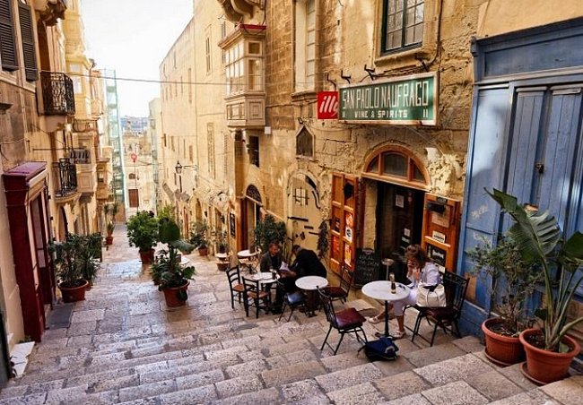 VALLETTA, MALTA - Prezidentkou je od roku 2014 Marie-Louise Coleiro Precaová. Hlavní město Valletta je památkou UNESCO. Díky ženě v čele státu bude možná nutné změnit slogan hlavního města, který zní „město, které postavili gentlemani pro gentlemany“.
