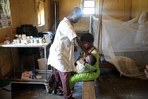 Ve zdravotnickém centru Kakemenge měsíčně ošetří 200 až 300 pacientů. Většinu zdejších pacientů tvoří právě děti a těhotné ženy.  