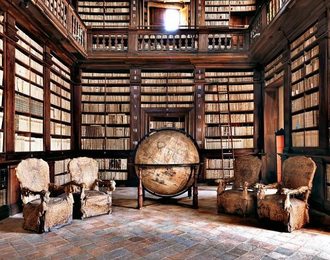 Biblioteca Civica, Fermo v Itálii, založená v roce 1688, schraňuje lékařské a jiné vědecké spisy, které jí odkázal lékař Romolo Spezioli. Knihovna v Globusovém sále byla otevřená pro veřejnost od svého založení a lze ji navštívit současně s hlavním muzeem
