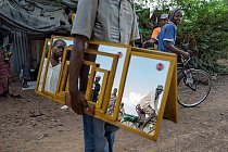 Muž prodávající zrcadla v uprchlickém táboře Kakuma, 180 kilometrů od jezera Turkana. V tomto táboře OSN žije 180 000 lidí, kteří uprchli před konflikty v Súdánu, Somálsku a jiných zemích.