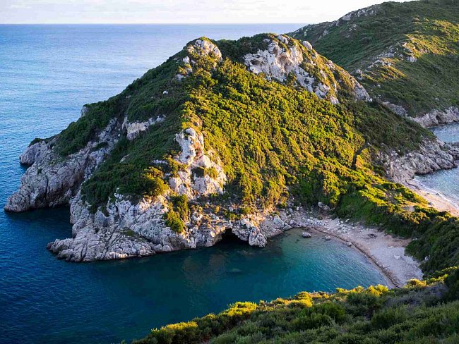 Řecké ostrovy mají své osobité kouzlo. Dovolenou na Korfu doporučujeme cestovatelům, kteří si chtějí kromě válení na pláži užít také krásné procházky.