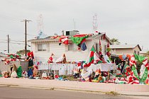 O Vánocích roku 2017 byl dům Steva Lanzilla v Tempe v Arizoně obležený hromadou nafukovacích Santů. Přes den byla celá sestava vyfouknutá. Za soumraku se u domu scházelo téměř stejně tolik kolemjdoucích, aby sledovali, jak se zplihlé postavičky ožívají.
