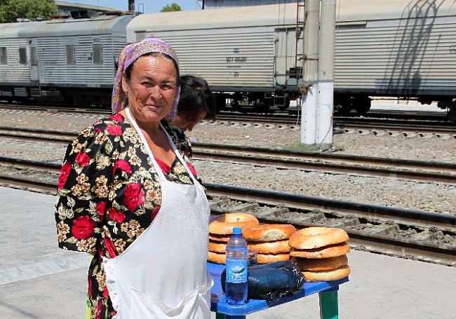 Prodavačka chleba v Uzbekistánu