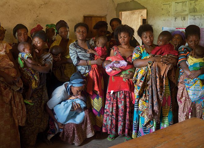 Ženy, které po znásilnění doma nebo na polích otěhotněly a byly často vyhnány z rodiny, přicházejí i s dětmi na setkání s humanitárním pracovníkem ve vesnici Šaša v provincii Severní Kivu. FOTO: Pasca