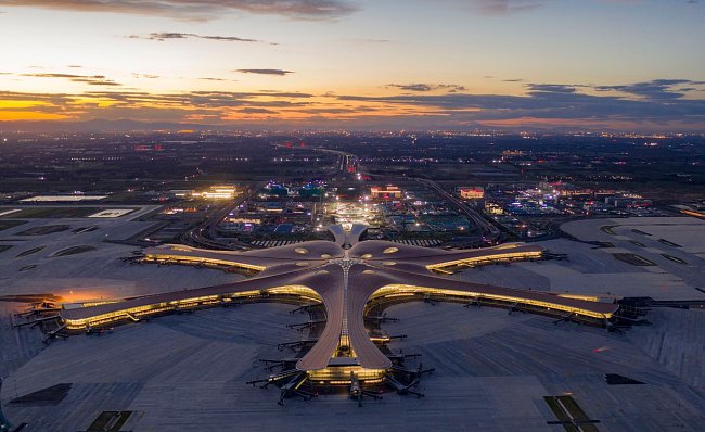 Nové pekingské letiště má sedm přistávacích a vzletových dráh.