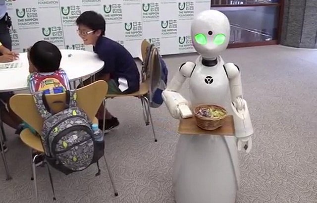 Robot ovládaný invalidou obsluhuje v japonské kavárně