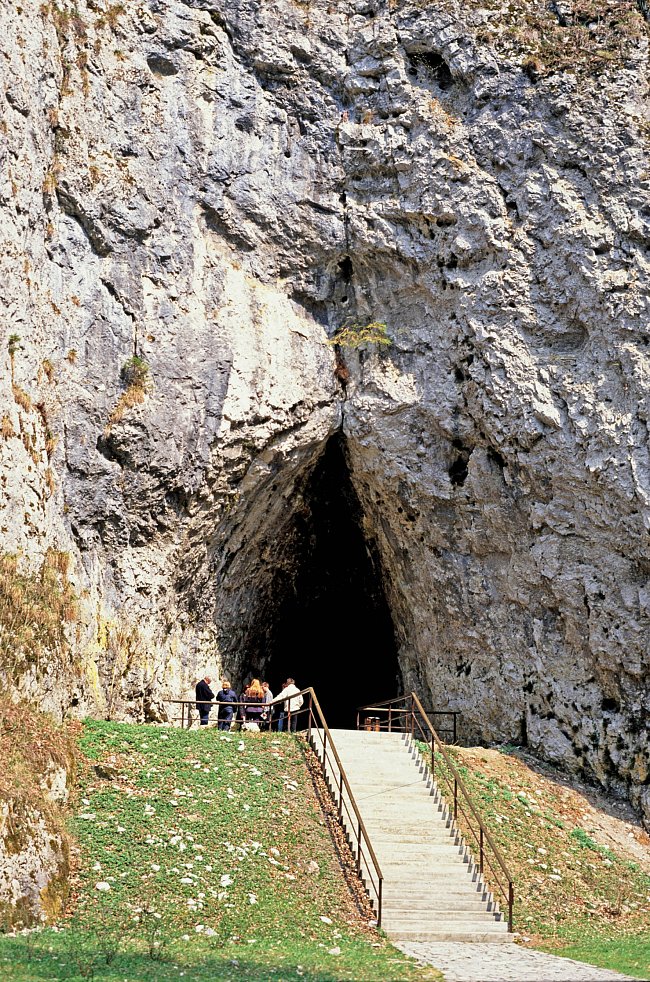 Vstupní portál do jeskyně