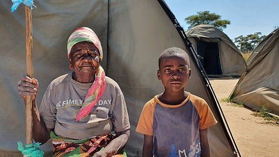 Chuma se svým vnukem v táboře pro vysídlené osoby