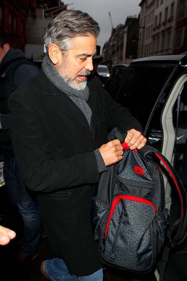 Batoh George Clooneyho ladí se svým majitelem