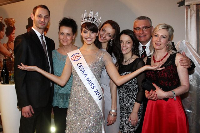 Česká Miss 2013 Gabriela Kratochvílová s rodinou a přítelem (vlevo)
