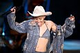 Miley Cyrus použila klobouk jako součást svého kovbojského kostýmu