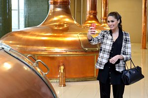 Miss Universe Gabriela Isler v plzeňském pivovaru.