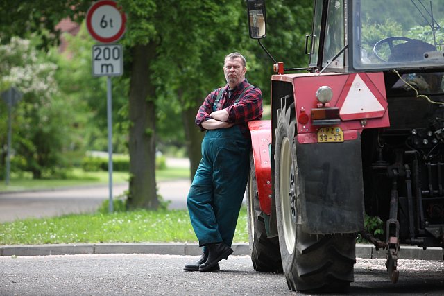 Richard Müller se ve filmu Burácení představí v roli traktoristy.