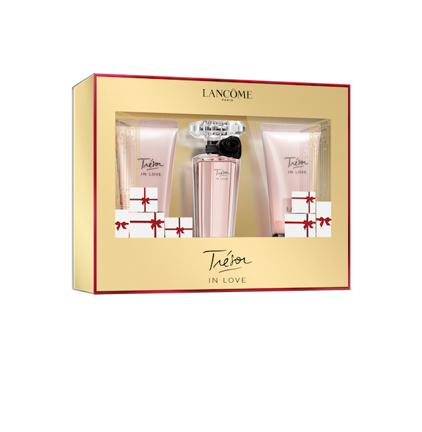 Dárková kazeta Lancôme Trésor in Love obsahuje vůni EDP 30 ml, parfémované tělové mléko 50  ml, parfémovaný sprchový gel 50 ml. Cena 1250 Kč.