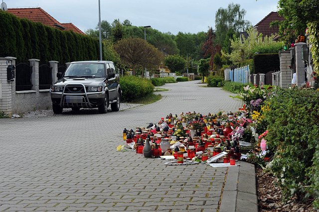 Ivetin dům v Uhříněvsi zaplavují svíčky a květiny