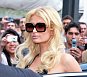 Paris Hilton potřebuje nejenom tmavá skla, ale i luxusní obroučky