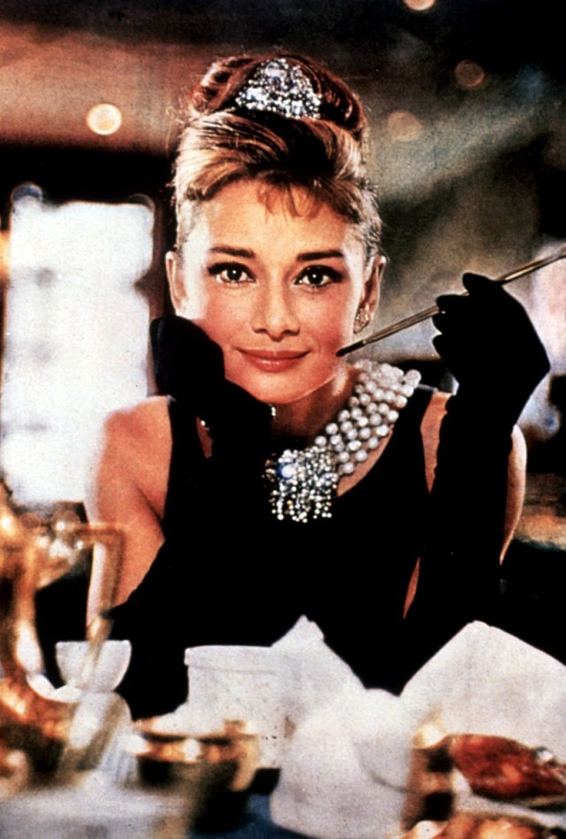 Audrey Hepburn v roce 1961 ve snímku Snídaně u Tiffanyho.