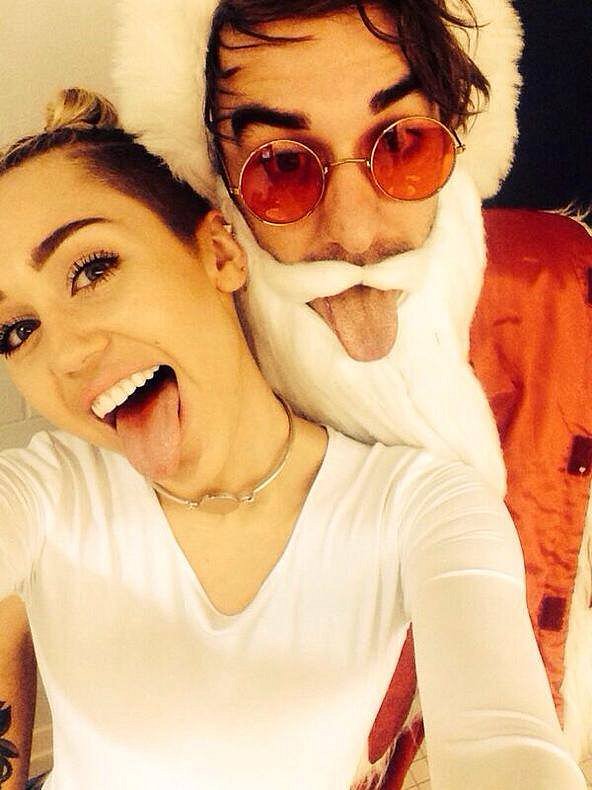Zdá se, že Miley Cyrus si se Santou dala trochu do nosu 
