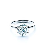 Posedlost Charlese Lewise Tiffanyho absolutní dokonalostí přinesla ty nejkrásnější diamanty a v roce 1886 představil světu legendární zásnubní prsten "Tiffany Setting", který se stal nejvyhledávanějším symbolem pravé lásky a nejoblíbenějším zásnubním prst