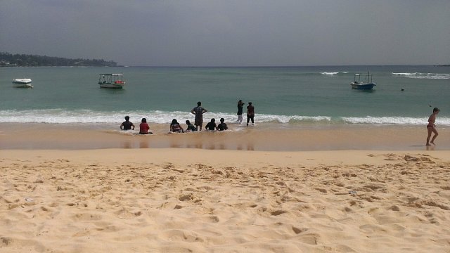 I když mají Srílančané moře na dosah ruky, často neumějí plavat.