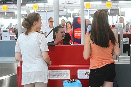 Iva Kubelková překvapila cestující na ruzyňském letišti.