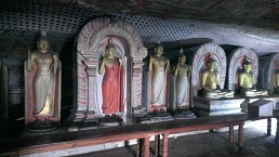Dambulla je město proslulé jeskynními chrámy. Tohle je jeden z nich.