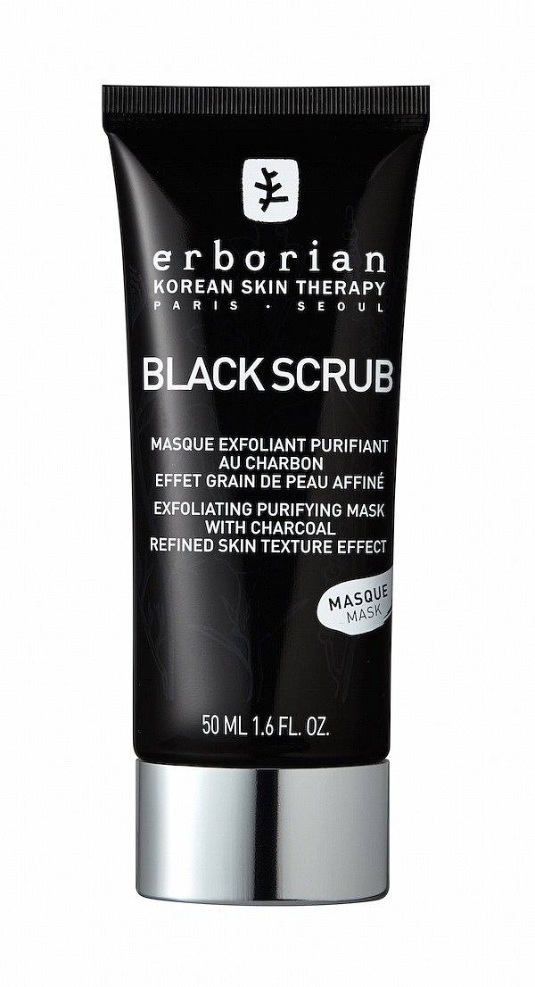 Čistící maska Black Scrub s dřevěným uhlím, Erborian, cena 799, k dostání v síti parfumerií Marionnaud. 
