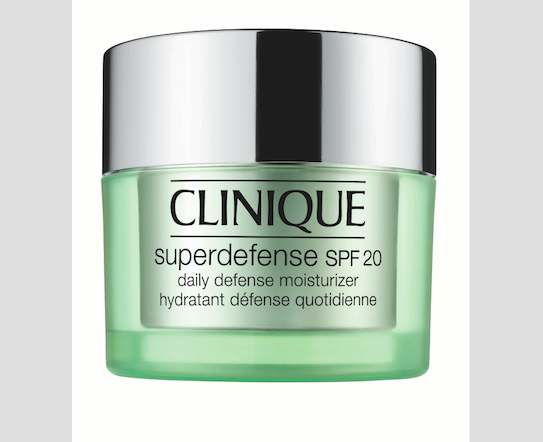 Hydratační krém na obličej Superdefense SPF 20, Clinique, cena 1550 Kč.