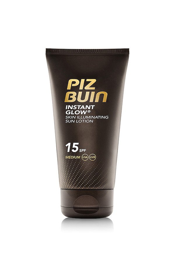 Rozjasňující mléko na opalování Piz Buin Instant Glow SPF15, 150 ml cena 479 Kč.