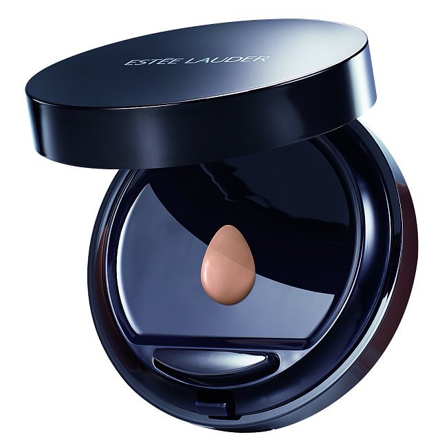 Make-up na cesty Double Wear Make- up To Go Liquid Compact – vysoce hydratační, ultra rozjasňující a perfektně skladný, Estée Lauder, 1390 Kč