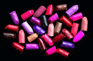 aká z kouzelných rtěnek Vice Lipstick se stane vaší favoritkou? (Urban Decay, 950Kč)