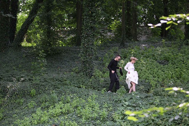 Uprostřed zámeckého lesa se brodí zelení princezna Jitka a fotograf Roman Dietrich.