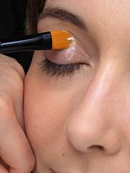 1: Než začnete s líčením, je vždy potřeba nanést kvalitní podkladovou bázi pod oční stíny, která vytvoří ideální povrch, na němž barvy dobře přilnou a lépe vynikne jejich pestrý odstín. Nanášejte ji plochým štětečkem se syntetickými vlákny.