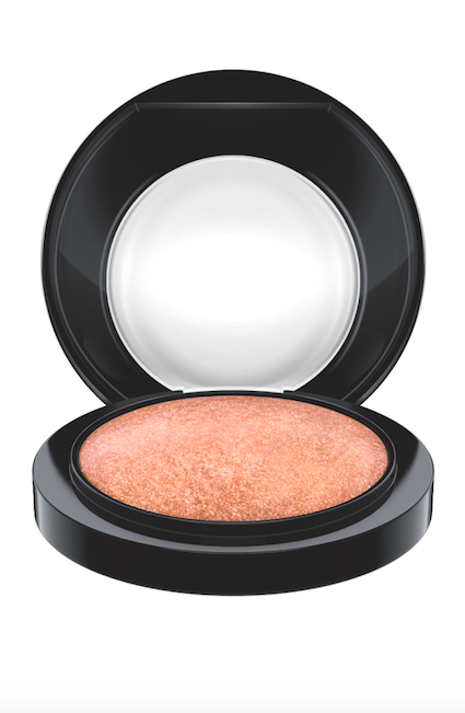 Pudr - Mineralize Skinfinish z kolekce Haute Dogs MAC, cena 820 Kč.