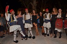Řecký tanec si všechny náramně užily.