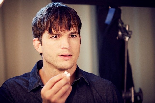 Po Antoniu Banderasovi kývnul na žvýkačkovou reklamu také Ashton Kutcher.