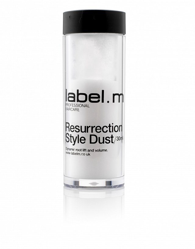 Sypké stylingové pudry dokáží divy. Zkuste třeba Resurrection Style Dust od label.m (460 Kč).