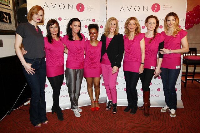 Generální ředitelka Avon pro Česko a Slovensko Andreea Moldovan (v černém saku) s ambasadorkami