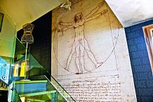 Schodiště oživuje tapeta s motivem Leonarda da Vinciho.
